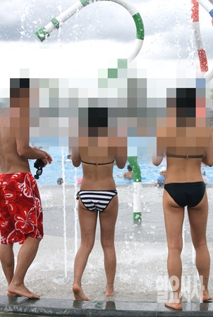 더위 사냥에 나선 피서객들 (본 사진은 특정기사와 관련없음)