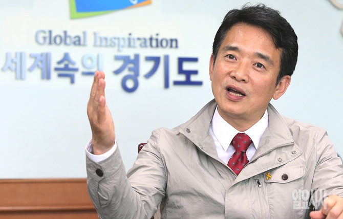 <일요시사>와 대담 나누는 남경필 경기도지사