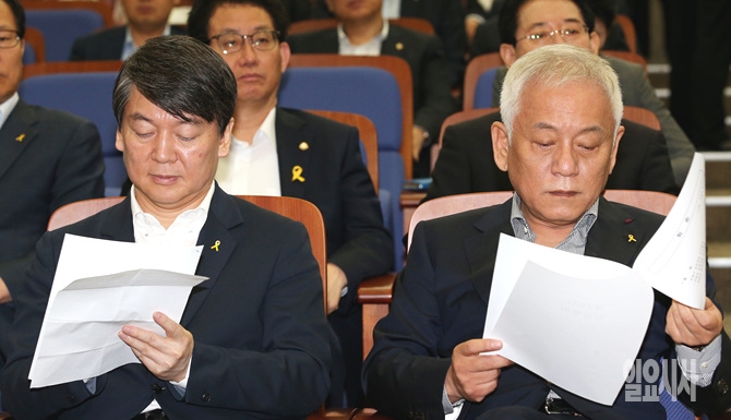 의원총회 직전, 발언문 확인하는 안철수·김한길 새정치민주연합 공동대표