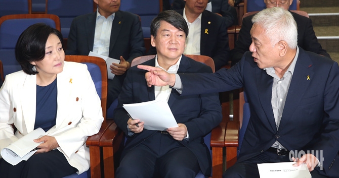 끈끈한 의리는 옛말
끈적한 이해관계가 우선