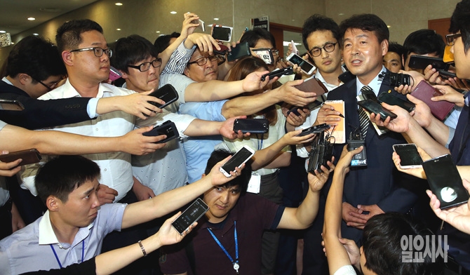 24일 오후, 서울 여의도 국회 정론관에서 기동민 7·30 새정치민주연합 동작을 후보가 후보직 사퇴 기자회견 직후 취재진에 둘러싸여 있다.