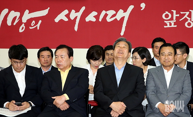 30일 밤, 서울 여의도 새누리당 당사 2층에 마련된 7·30재보선 개표상황실에서 김무성 대표와 윤상현 사무총장 등 당직자들이 개표상황을 주시하고 있다. 개표 결과 15개 선거구 가운데 새누리당이 11곳을 쓸어담아 4곳에 그친 새정치민주연합을 따돌리고 압승을 거뒀다.