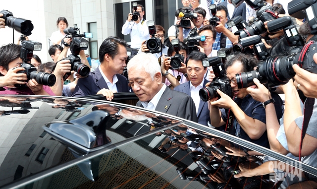 31일 오전, 김한길 새정치민주연합 공동대표가 전날 있었던 7·30재보선에서 11:4로 새누리당에게 참패 책임을 지고 사퇴를 선언한 후 차량에 오르고 있다.
