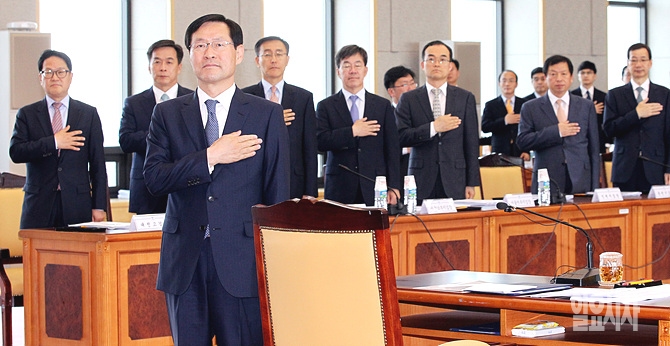 김진태 검찰총장이 지난 5월21일, 서울 서초구 대검찰청에서 열린 전국 검사장 회의 직전, 국민의례를 하고 있다.