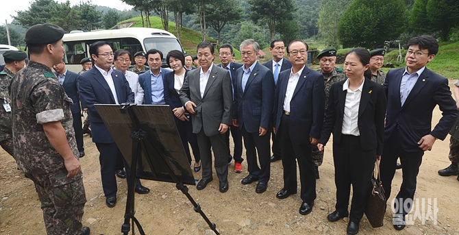 지난 5일, 국회 국방위원(위원장 황진하)들이 경기도 연천의 육군 28사단 포병대대를 찾아 관계자로부터 현황보고를 받고 있다. <사진공동취재단>