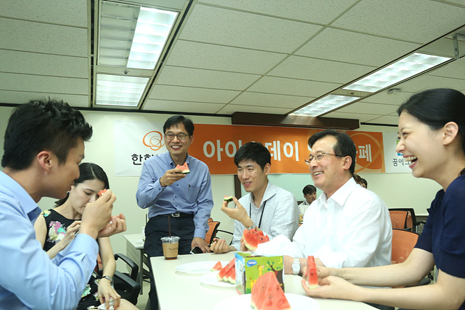 한화건설 이근포 사장(오른쪽에서 두번째)이 임직원들과 수박을 나누며 소통의 시간을 갖고 있다.