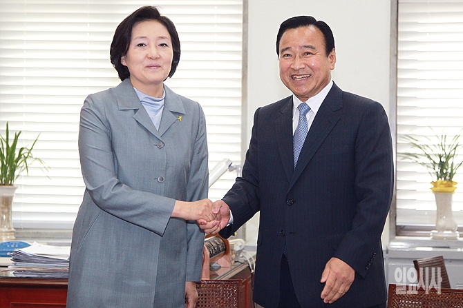 이완구 새누리당 원내대표(사진 오른쪽)과 박영선 새정치민주연합 비대위원장