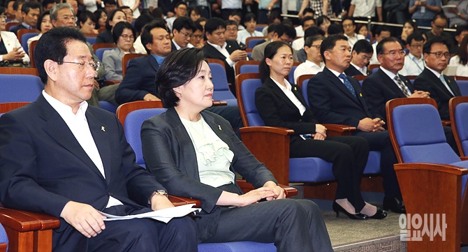 새정치민주연합 의원들이 지난 4일, 국회에서 열린 의원총회에 참석해 있다. 앞줄 왼쪽부터 김영록 원내수석부대표, 박영선 국민공감혁신위원장, 7·30재보선에서 당선된 권은희, 신정훈, 이개호, 박광온 의원 <사진=일요시사 DB>