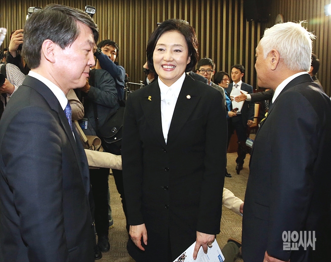 지난 5월8일, 서울 여의도 국화에서 열린 새정치민주연합 19대 국회 3기 원내대표 선거 의원총회에서 신임 원내대표로 당선된 박영선 의원(사진 가운데)과 안철수(사진 왼쪽)·김한길 전 공동대표가 인사를 나누고 있다.