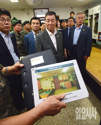 국회 국방위원회(위원장 황진하)가 지난 5일, 윤모 일병 집단구타 사망사건 현장조사를 위해 경기도 연천 28사단 977포병대대 의무 내무반을 방문해 부대 지휘관으로부터 현장설명을 듣고 있다. <국회사진기자단>