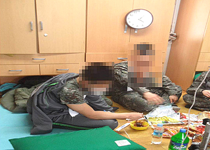 지난 4일, 육군 28사단 윤 일병 폭행사건을 주도했던 이모 병장이 대답을 똑바로 하지 않는다는 이유로 윤 일병의 뺨을 2회 폭행하는 모습을 재현한 현장검증 사진을 육군이 공개했다. <사진=육군>
