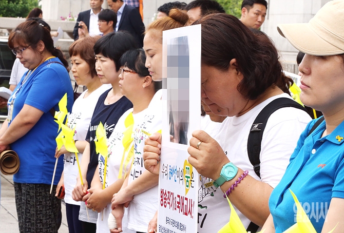 세월호 유가족들이 최근 서울 여의도 국회에서 특별법 제정을 요구하는 기자회견을 갖고 있다.