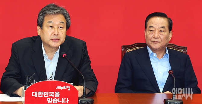 새누리당 김무성 대표(사진 왼쪽)과 서청원 최고위원