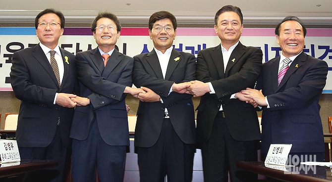 6·4교육감선거에서 당선된 후보들이 서울 중구 프레스센터에서 이튿날 기자회견을 갖고 있다.