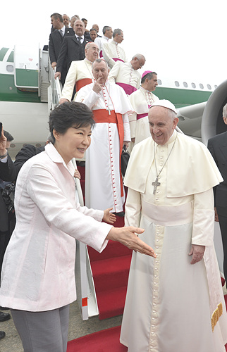 박근혜 대통령이 지난 14일, 경기도 성남시 수정동 서울공항에서 프란치스코 교황을 영접하고 있다. <사진공동취재단>