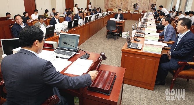 지난 8일, 서울 여의도 국회에서 열린 교육문화체육관광위원회 전체회의에서 설훈 위원장이 황우여 사회부총리 겸 교육부장관 후보자에 대한 인사청문경과보고서 채택을 알리는 의사봉을 두드리고 있다.