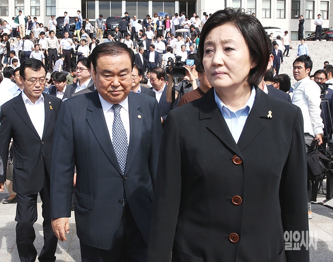 지난달 26일 새정치민주연합 박영선 국민공감혁신위원장과 의원들이 서울 여의도 국회 본청 앞 계단에서 열린 '세월호 특별법 제정을 위한 결의대회'를 갖고 대국민호소문을 발표 후 자리를 이동하고 있다.