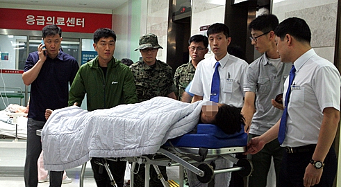 2일, 인근 병원으로 긴급 후송된 육군 특전사 <사진=뉴시스>