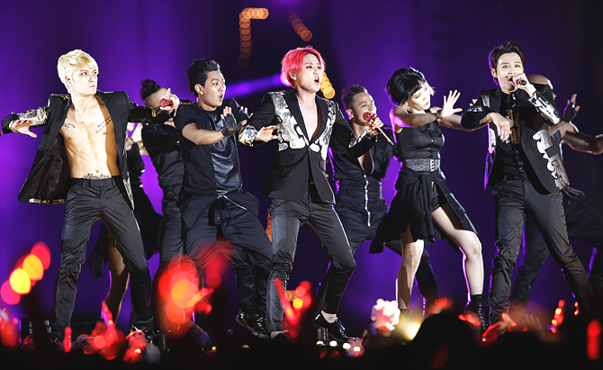 공연중인 JYJ <사진=뉴시스>