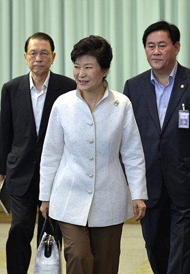 박근혜 대통령과 김기춘 비서실장, 최경환 경제부총리 <사진=뉴시스>