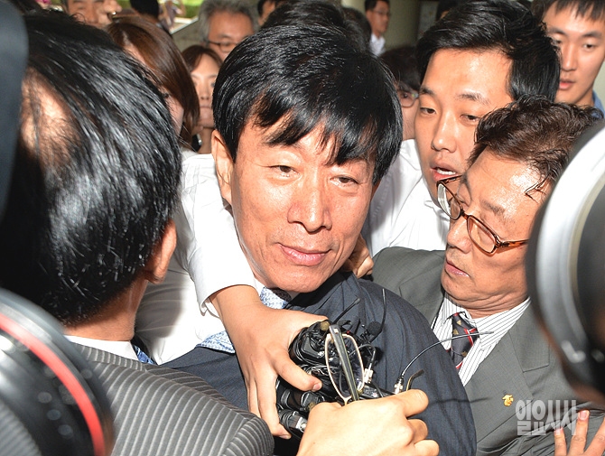 지난 11일, 일부 '무죄 선고'를 받고 중앙지법 나서는 원세훈 전 국정원장 <사진=일요시사 DB>