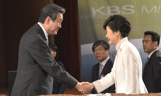 악수 나누는 박근혜 대통령과 김무성 새누리당 대표 <사진=뉴시스>
