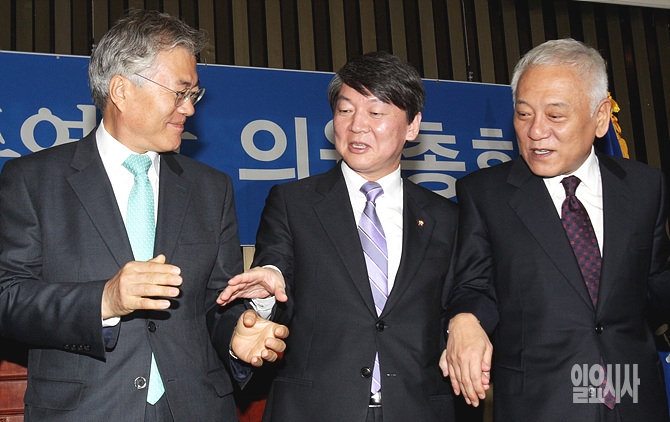 이야기 나누는 새정치민주연합 문재인 의원, 안철수-김한길 전 공동대표 (사진 왼쪽부터)