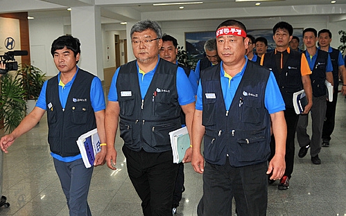 이경훈 현대자동차 노조위원장(사진 가운데) <사진=뉴시스>