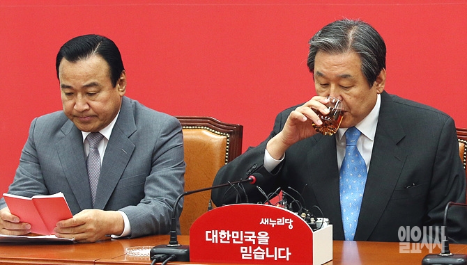 물 마시는 김무성 새누리당 대표(오른쪽) <사진=일요시사 DB>