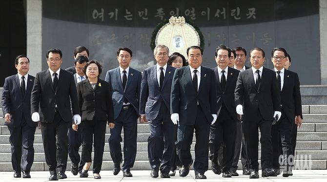 지난 23일, 새정치민주연합 박희상 비상대책위원장이 서울 동작구 국립현충원 참배를 위해 비대위원들과 함께 현충원으로 입장하고 있다.