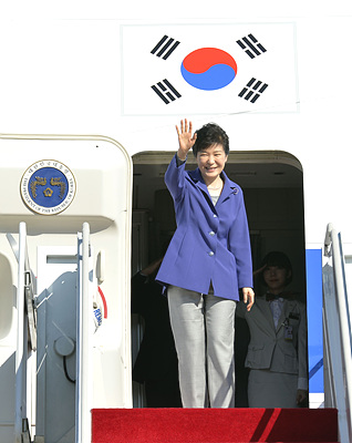 지난 20일, 캐나다 순방길에 오르는 박근혜 대통령이 탑승 직전, 손을 흔들어 보이고 있다. <사진=뉴시스>