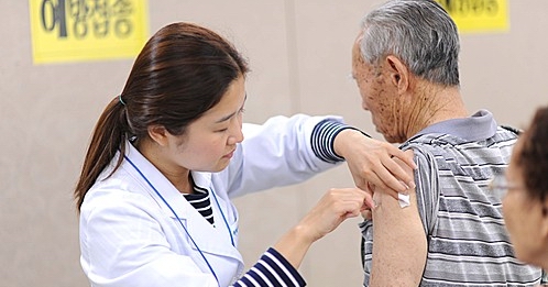 진료중인 간호사 <사진=뉴시스>