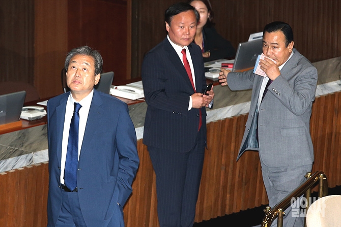 새누리당 김무성 대표(사진 왼쪽)