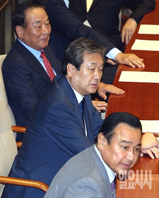 새누리당 김무성 대표(사진 가운데)가 지난달 30일, 이완구 원내대표 등과 함께 국회 본회의장에 참석해 있다.