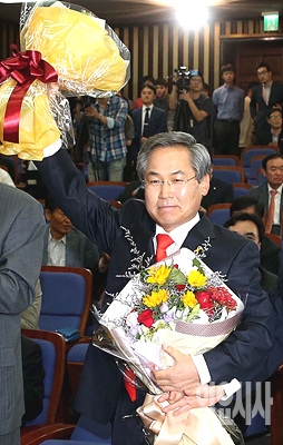 꽃다발 들어보이는 우윤근 새정치민주연합 신임 원내대표