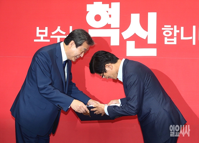새누리당 김무성 대표(사진 왼쪽)가 지난 9월29일, 새누리당 국회 대표최고위원실에서 김문수 보수혁신특별위원장에게 임명장을 수여하고 있다.