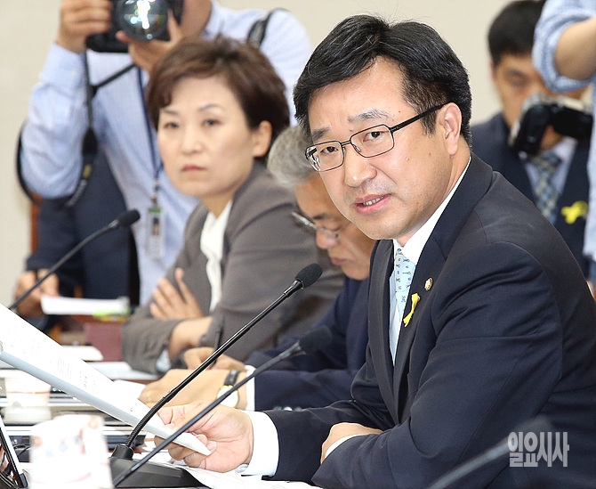 국회 기획재정위원회 소속 새정치민주연합 윤호중 의원