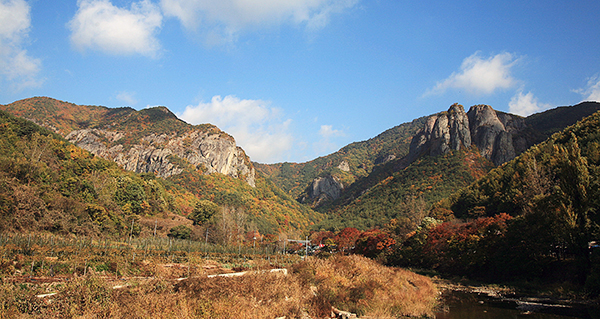 주왕산국립공원 입구 주방천에서 본 주왕산
