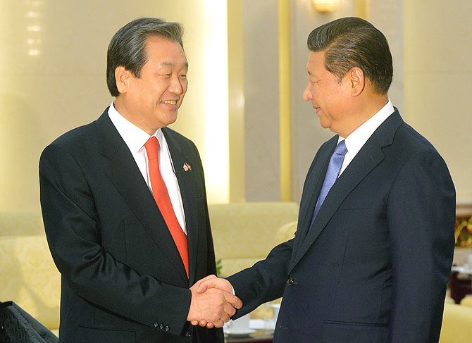 3박4일 일정으로 중국 방문 도중 시진핑 국가주석과 악수하는 김무성 새누리당 대표 <사진=뉴시스>