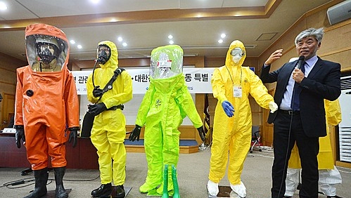 에볼라 바이러스 보호 장비 <사진=뉴시스>