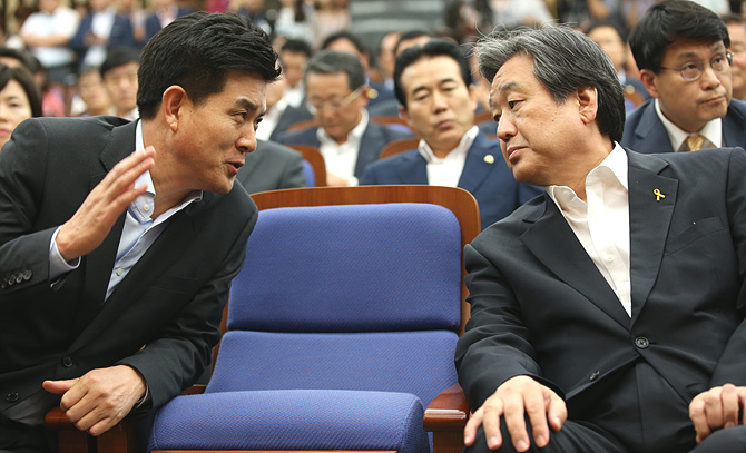 대화 나누는 김무성 새누리당 대표(사진 오른쪽)와 김태호 최고위원
