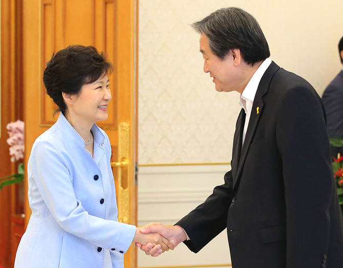 악수 나누는 박근혜 대통령(사진 왼쪽)과 새누리당 김무성 대표