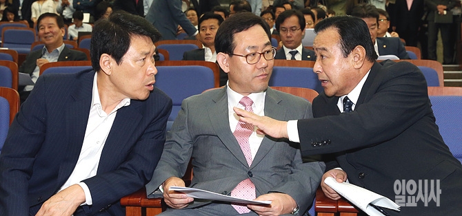새누리당 의원총회서 이야기 나누는 이군현 사무총장-주호영 정책위의장-이완구 원내대표