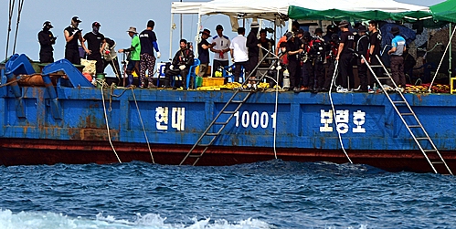 보령호가 세월호 침몰사고 99일째인 23일, 전남 진도군 관매도 인근 사고해역에서 투입돼 수색작업을 벌이고 있다. <사진=뉴시스>