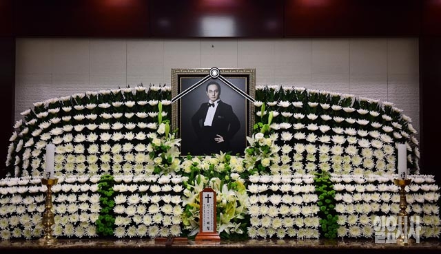 서울 풍납동 서울아산병원 장례식장에 마련된 '마왕' 신해철의 빈소