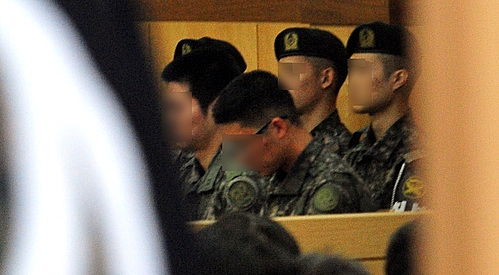 30일, 윤 일병 사망사건 피의자들의 경기 용인의 보통군사법원에 출석해 있다. <사진=뉴시스>