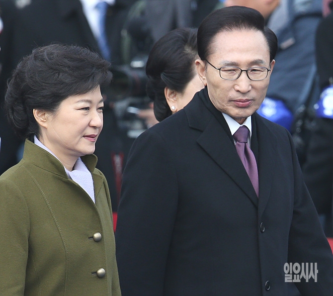 박근혜 대통령과 이명박 전 대통령(사진 오른쪽, 사진공동취재단)