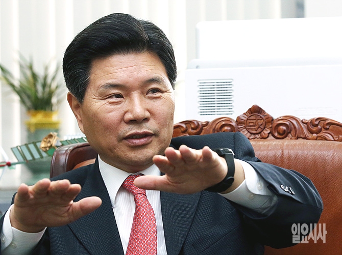 <일요시사>와 인터뷰하는 새누리당 홍문종 의원