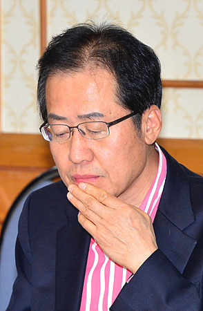 훙준표 경남도지사 <사진=뉴시스>