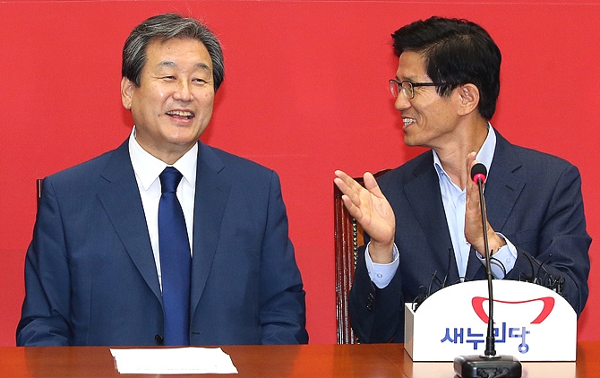 새누리당 김문수 보수혁신특별위원장과 이야기 나누는 김무성 대표